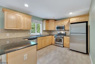 6 Skymark Ct in Upper Saddle River, NJ - Building Photo - Building Photo