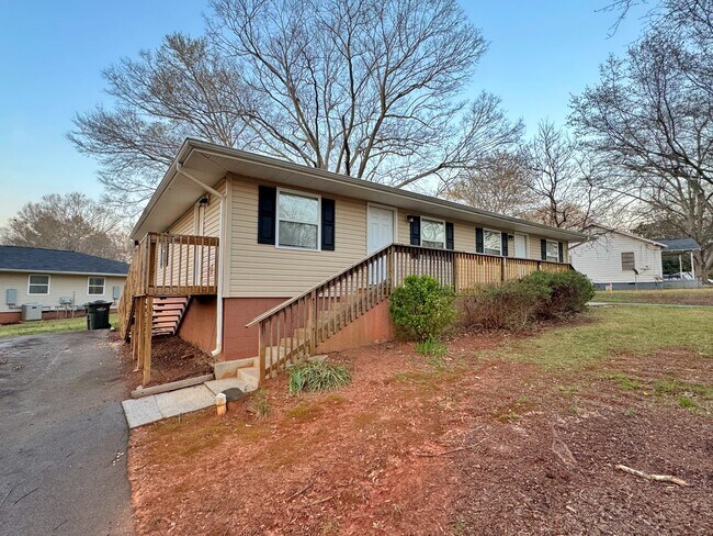 306 Jones Ave in Easley, SC - Building Photo - Building Photo