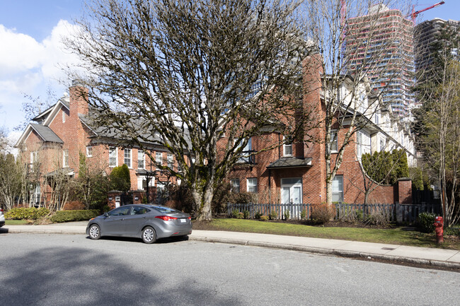 5808 Tisdall St in Vancouver, BC - Building Photo - Building Photo