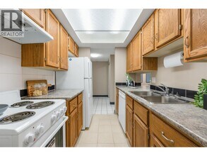 6595 Willingdon Ave in Burnaby, BC - Building Photo - Building Photo