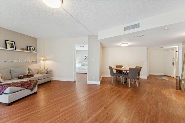 3101 N Country Club Dr, Unit 102 in Aventura, FL - Building Photo - Building Photo