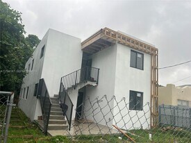 1244 NW 32nd St in Miami, FL - Building Photo