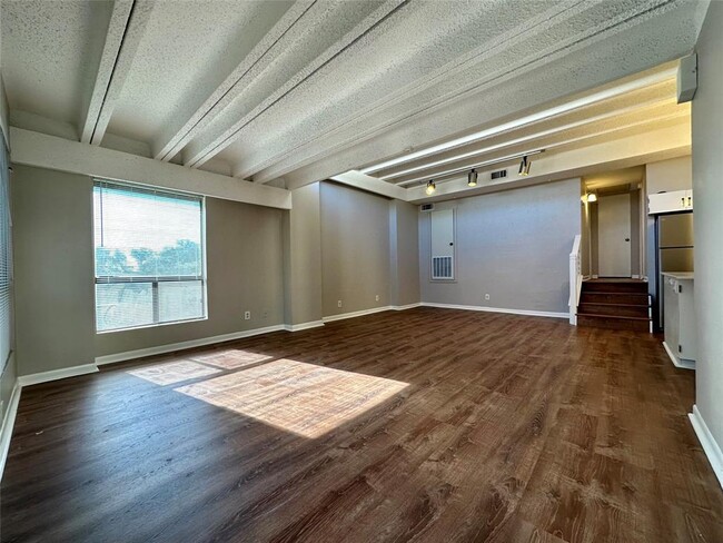 5914 Lago Vista Way in Lago Vista, TX - Foto de edificio - Building Photo