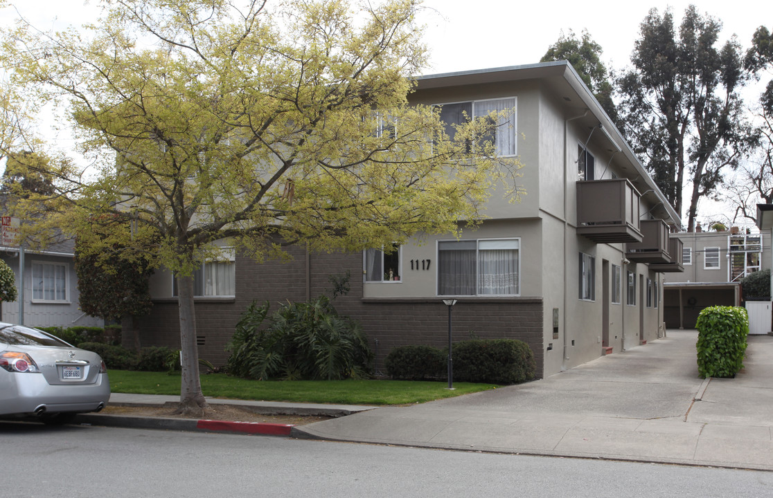 1117 Capuchino Ave in Burlingame, CA - Foto de edificio