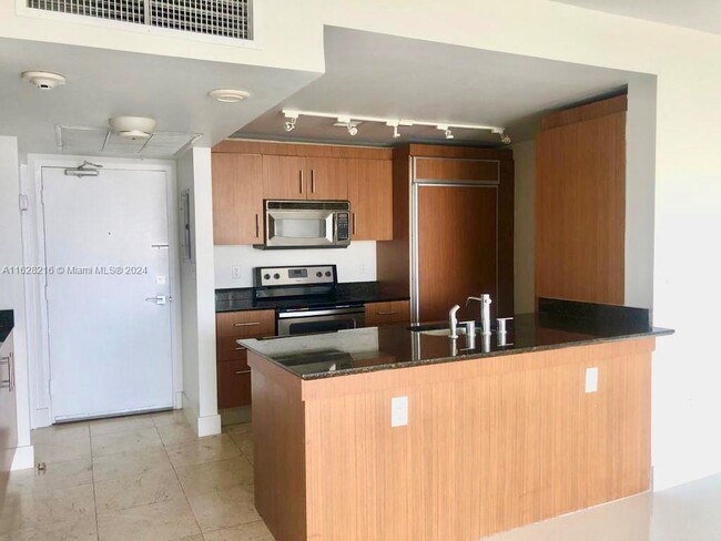 10275 Collins Ave, Unit 727 in Bal Harbour, FL - Foto de edificio - Building Photo