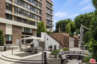 211 S Spalding Dr in Beverly Hills, CA - Building Photo - Building Photo