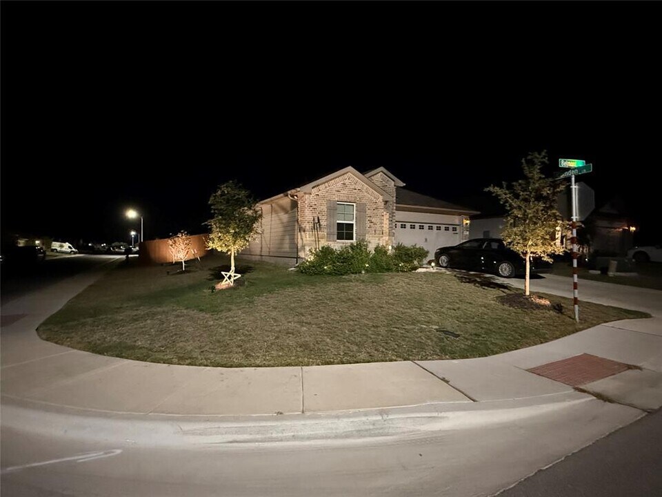 300 Belmont Pl in Lockhart, TX - Building Photo