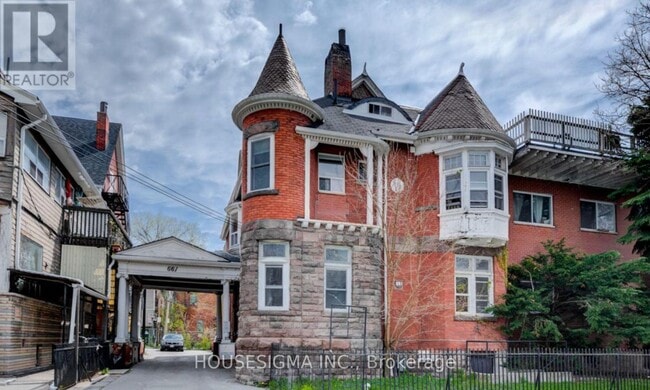 property at 661-661 Huron St