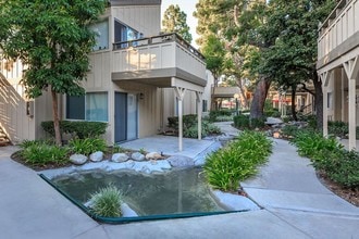 Highland Creek Apartment Homes in Fullerton, CA - Foto de edificio - Building Photo