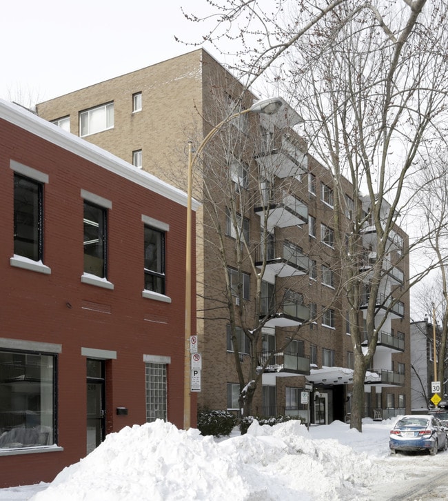 Oliver House West in Westmount, QC - Building Photo - Building Photo