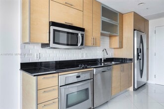 60 SW 13th St, Unit 2413 in Miami, FL - Foto de edificio - Building Photo