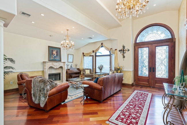 8252 Dancy Cir in Huntington Beach, CA - Foto de edificio - Building Photo