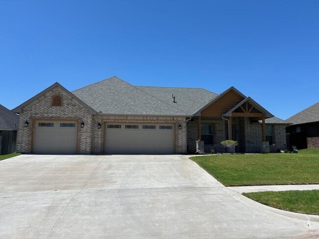 604 NW Newgate Dr in Lawton, OK - Building Photo - Building Photo