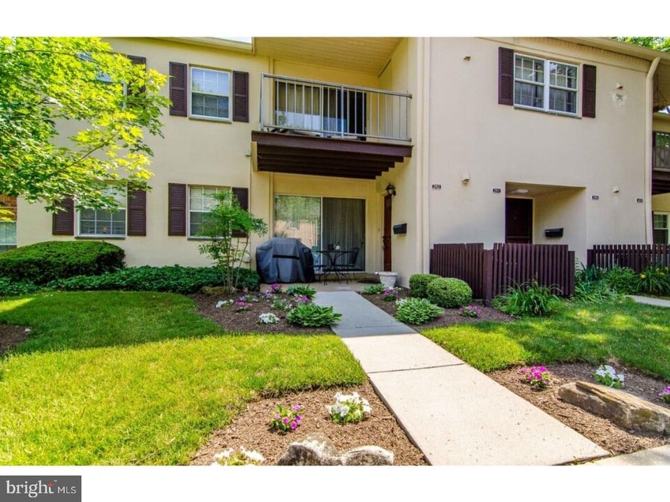 292 Old Forge Crossing-Unit -292 in Devon, PA - Building Photo