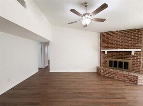 913 Jayellen Ct in Burleson, TX - Foto de edificio - Building Photo