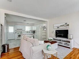 27 Thames St in Newport, RI - Building Photo