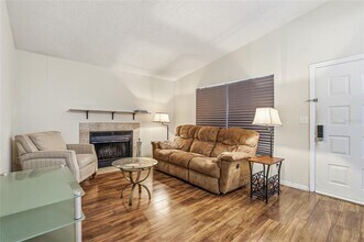 4004 Nestle Oaks Pl in Tampa, FL - Building Photo - Building Photo