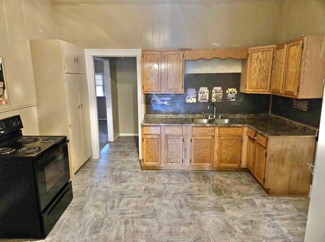 4190 Sparks St in Beaumont, TX - Building Photo - Building Photo