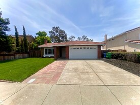 5064 Anaheim Loop in Union City, CA - Building Photo