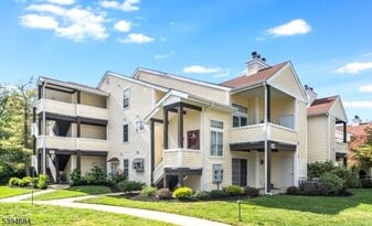 131 Country Club Dr in Union, NJ - Building Photo