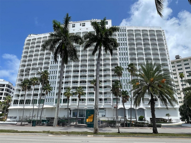 5401 Collins Ave, Unit 431 in Miami, FL - Foto de edificio - Building Photo