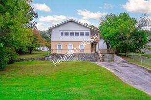 911 W Pine St in Rossville, GA - Building Photo