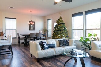 14101 James Garfield St in Manor, TX - Foto de edificio - Building Photo