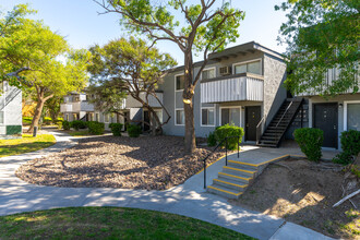 LAKE FAIRWAY in El Paso, TX - Foto de edificio - Building Photo
