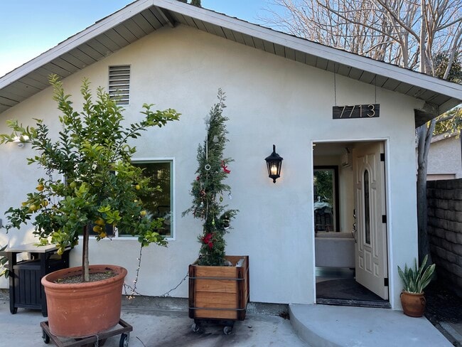 7713 Owensmouth Ave in Canoga Park, CA - Foto de edificio - Building Photo
