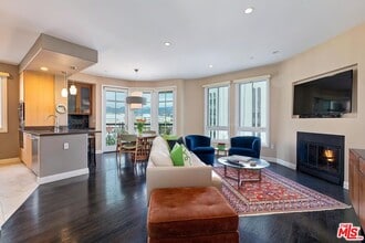 556 Caruso Ave in Glendale, CA - Building Photo - Building Photo