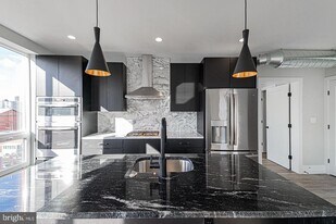 526 Brown St in Philadelphia, PA - Building Photo