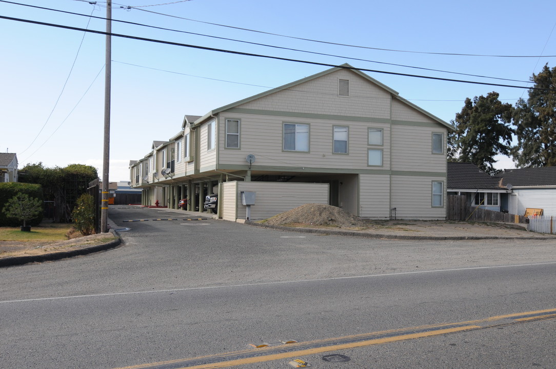 502 River Rd in Rio Vista, CA - Foto de edificio