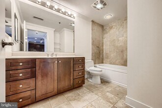 2772 Lighthouse Point E in Baltimore, MD - Building Photo - Building Photo