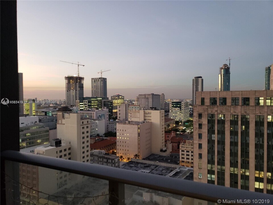 151 SE 1st St, Unit 2604 in Miami, FL - Building Photo