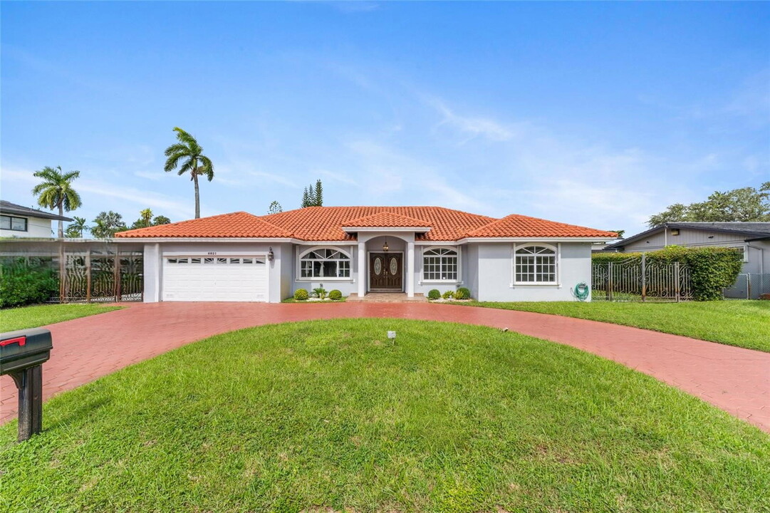 6821 Winged Foot Dr in Hialeah, FL - Foto de edificio