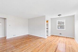 355 New York Ave in Lyndhurst, NJ - Foto de edificio - Building Photo