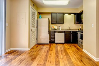 Jamestown Apartments in Nashville, TN - Building Photo - Building Photo