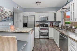 1021 SW 104th Ct in Miami, FL - Foto de edificio - Building Photo