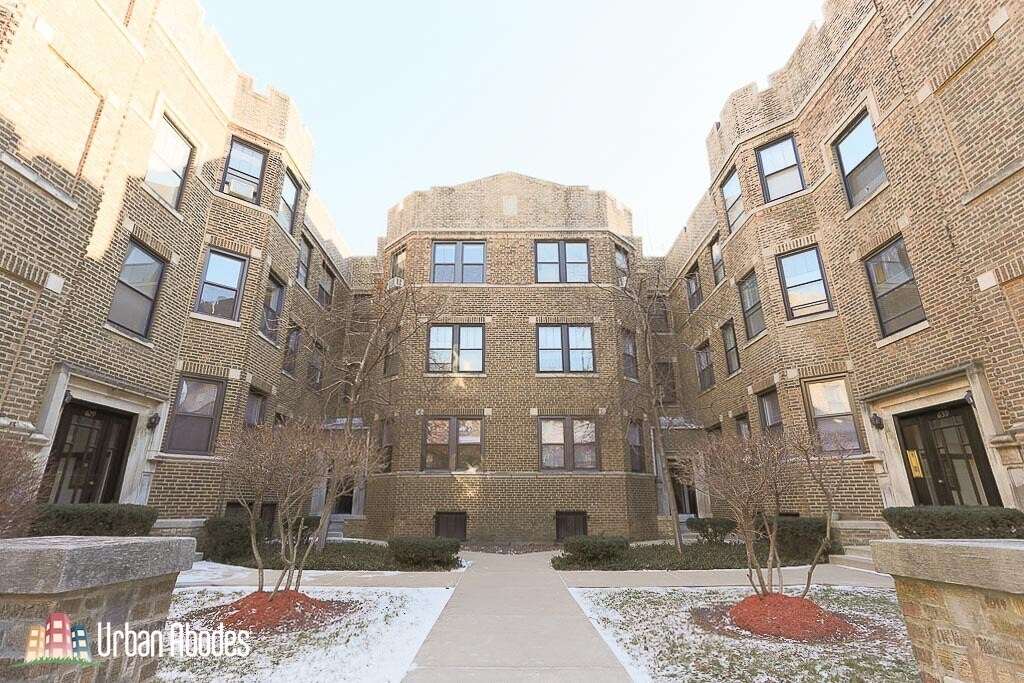 621 W Cornelia Ave, Unit M07B in Chicago, IL - Building Photo