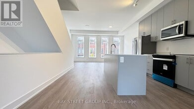 28 Chestnut Ct in Aurora, ON - Building Photo - Building Photo