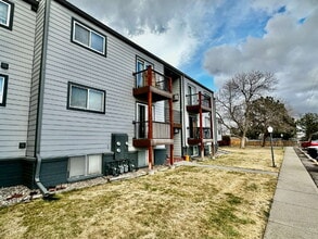 16259 W 10th Ave in Golden, CO - Foto de edificio - Building Photo