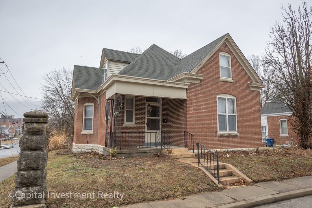 218 Center St in Jefferson City, MO - Building Photo