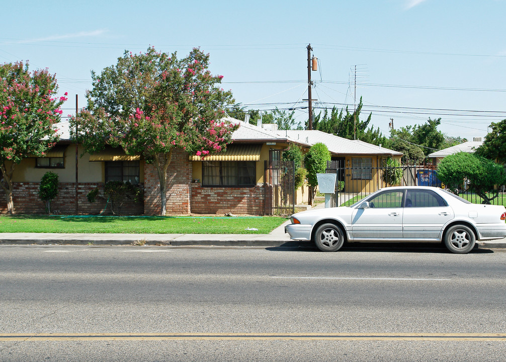 3431 E Clinton Ave in Fresno, CA - Building Photo