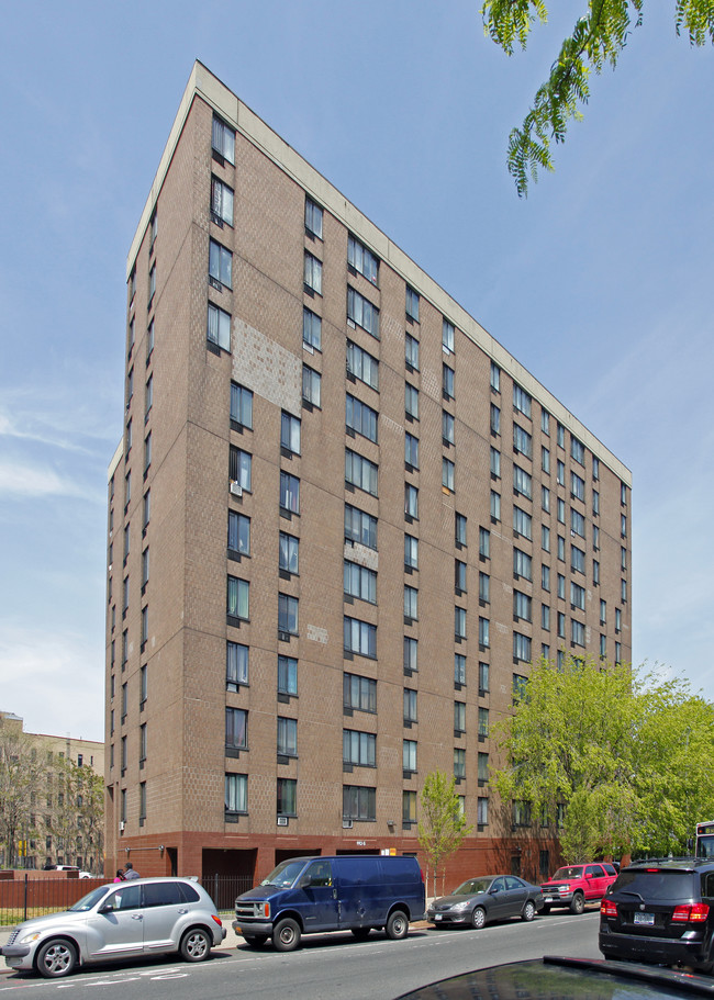 Mins Plaza in Bronx, NY - Building Photo - Building Photo