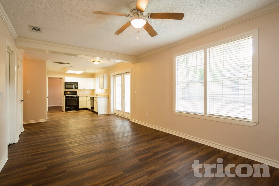 18139 Lake Bend Dr in Houston, TX - Foto de edificio