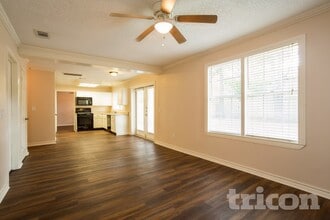 18139 Lake Bend Dr in Houston, TX - Building Photo - Building Photo