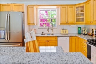 809 SE 14th Dr in Deerfield Beach, FL - Foto de edificio - Building Photo