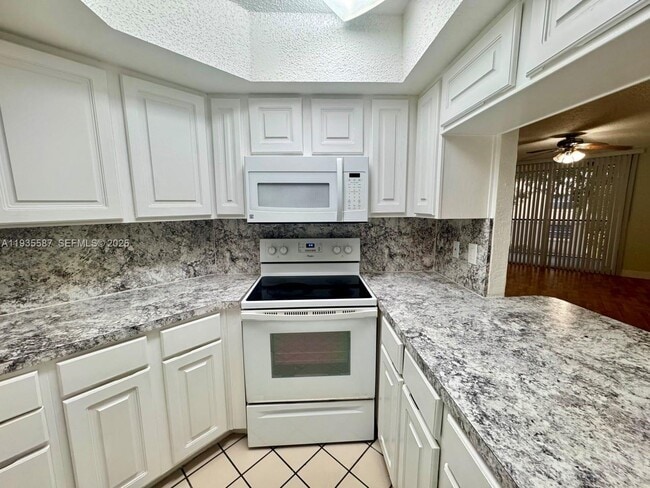 8245 Lake Dr in Doral, FL - Building Photo - Building Photo