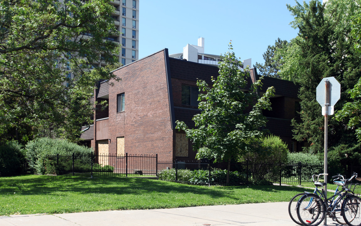 Hampton House Townhomes in Toronto, ON - Building Photo