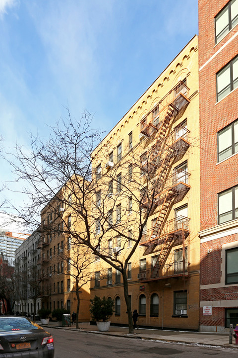 427 W 51st St in New York, NY - Building Photo